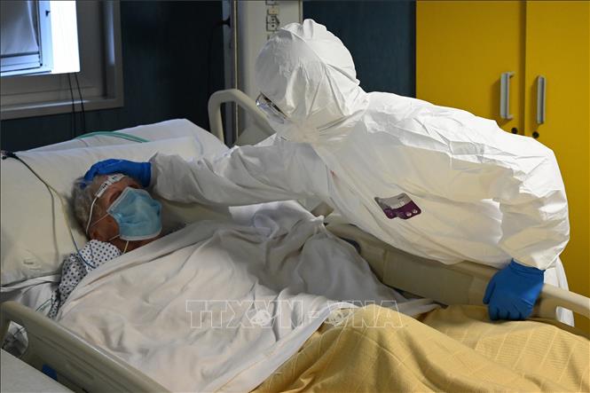 Nhân viên y tế chăm sóc bệnh nhân nhiễm COVID-19 tại bệnh viện ở Rome, Italy ngày 20/4. Ảnh: AFP/TTXVN