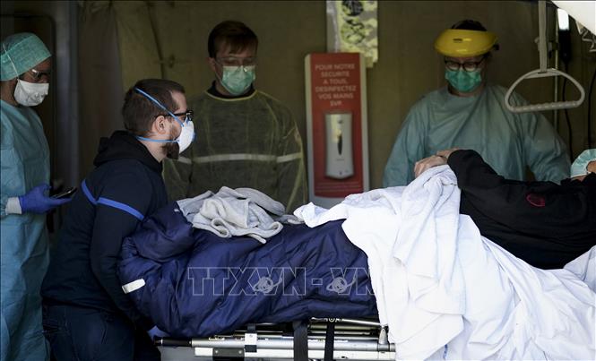 Nhân viên y tế chăm sóc bệnh nhân nhiễm COVID-19 tại bệnh viện ở Brussels, Bỉ, ngày 25/3/2020. Ảnh: AFP/TTXVN