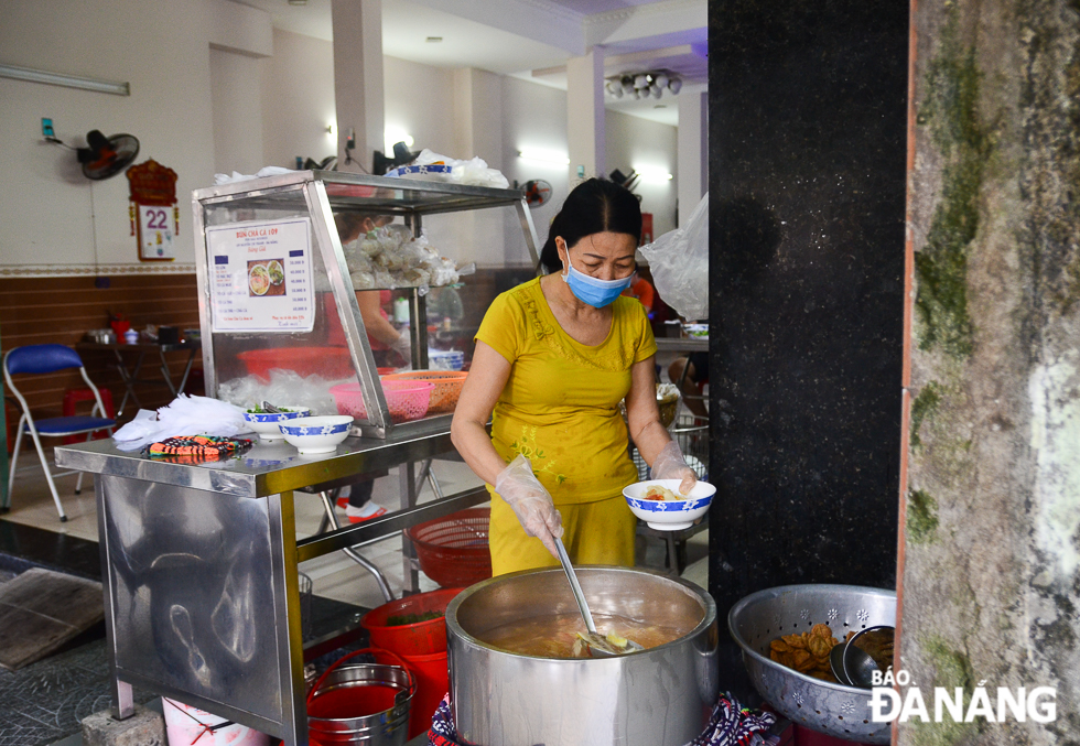 An eatery selling ‘bun bo’ (beef rice vermicelli) on Nguyen Chi Thanh Street reopening its doors