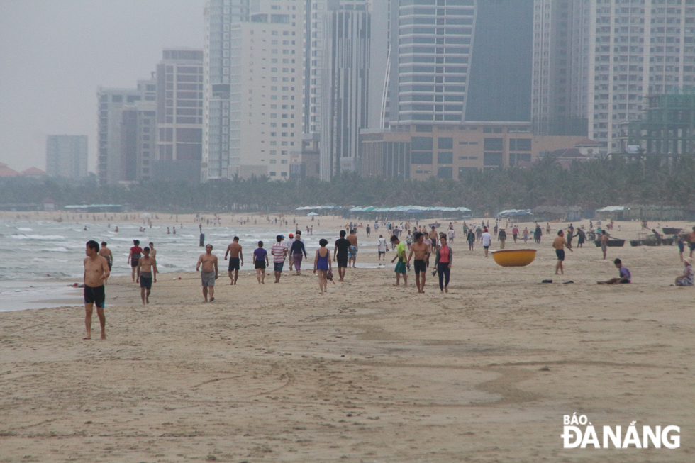 A large number of beach-goers were seen on the My Khe Beach in the early morning of Thursday 
