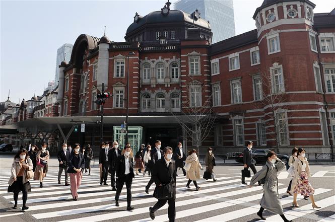  Người dân di chuyển trên đường phố tại Tokyo, Nhật Bản ngày 8/4/2020. Ảnh: AFP/TTXVN
