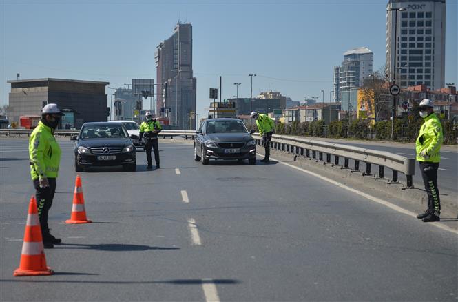  Cảnh sát kiểm tra một phương tiện ở Ankara, Thổ Nhĩ Kỳ khi lệnh hạn chế đi lại được ban hành trong nỗ lực ngăn chặn sự lây lan của dịch COVID-19, ngày 18/4/2020. Ảnh: THX/TTXVN