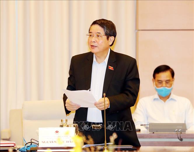 Chủ nhiệm Ủy ban Tài chính, Ngân sách của Quốc hội Nguyễn Đức Hải trình bày báo cáo thẩm tra. Ảnh: Trọng Đức/TTXVN