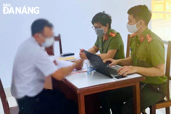 Phòng An ninh chính trị nội bộ, Công an thành phố Đà Nẵng làm việc với ông P.V.T, chủ tài khoản Facebook V.T về hành vi đăng tải thông tin sai sự thật liên quan đến công tác phòng, chống Covid-19. (Ảnh do Công an thành phố cung cấp)