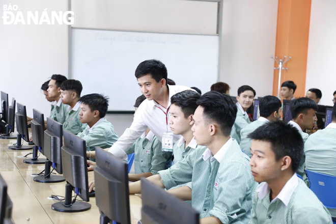 Trong khoảng 70% thời gian theo học, sinh viên ngành Công nghệ thông tin - Trường Đại học Đông Á thực hành trên máy tính. (Ảnh chụp cuối năm 2019)