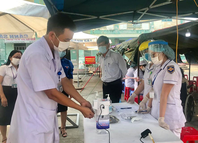 Đoàn viên, thanh niên Đoàn Sở Y tế trao máy sát khuẩn tay tự động ở Trung tâm Y tế quận Thanh Khê. (Ảnh từ facebook nhân vật)