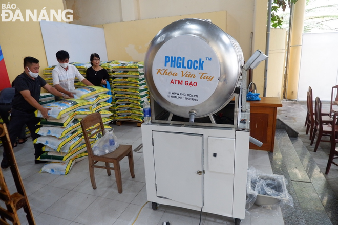 A rice dispenser has been already set up in the front of the Binh Thuan Ward Cultural House located at 230 Trung Nu Vuong Street, Hai Chau District