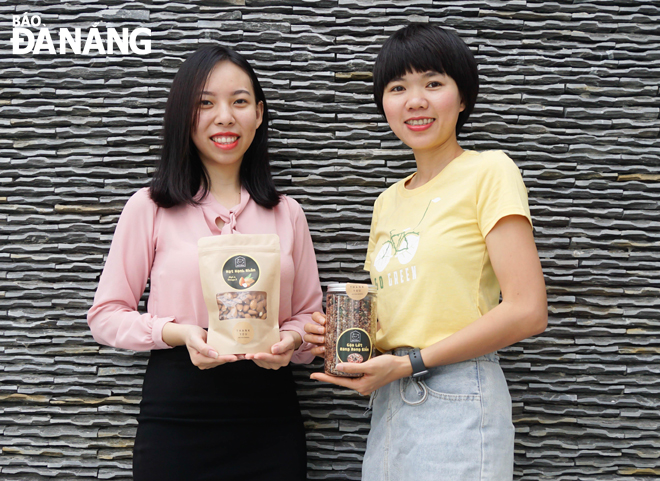 Với mong muốn lan tỏa xu hướng “ăn lành, sống xanh” một số bạn trẻ đã quyết định thử sức với lĩnh vực kinh doanh các loại hạt dinh dưỡng. Trong ảnh: Kim Sang (bên phải), Như Thủy (bên trái). (Ảnh chụp nhân vật trong tháng 3-2020)Ảnh: N.T