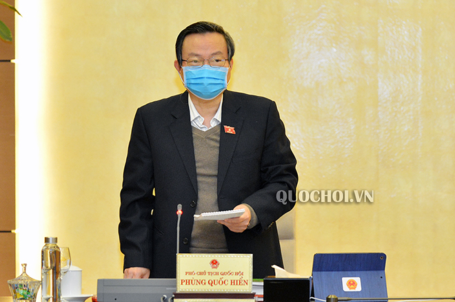 NA Vice Chairman Phung Quoc Hien chairing the meeting in Ha Noi on Friday morning 