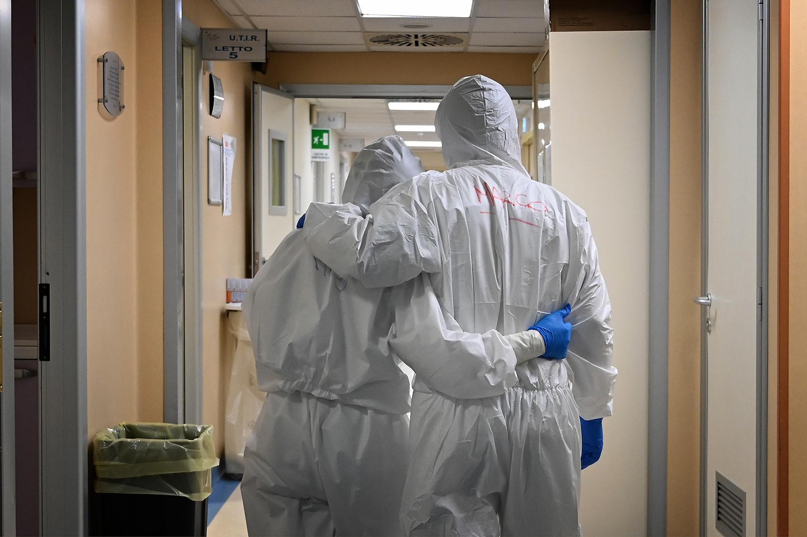 Một bác sĩ và y tá dìu nhau đi vào cuối ca ở khu chăm sóc đặc biệt, bệnh viện San Filippo Neri, Rome ngày 20/4. Ảnh: AFP/Getty Images