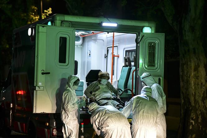 Chuyển bệnh nhân nhiễm COVID-19 từ nhà dưỡng lão tới bệnh viện ở Belgrano, Buenos Aires, Argentina ngày 21/4/2020. Ảnh: AFP/TTXVN