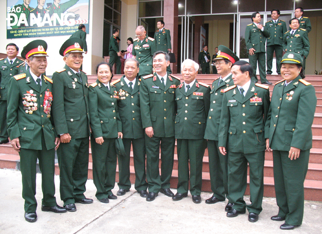 Anh hùng LLVTND Hồ Thị Lý (ngoài cùng, bên phải) gặp mặt các tướng lĩnh và Anh hùng LLVT Quân khu 5 vào năm 2005. 					              Ảnh: Hồng Vân