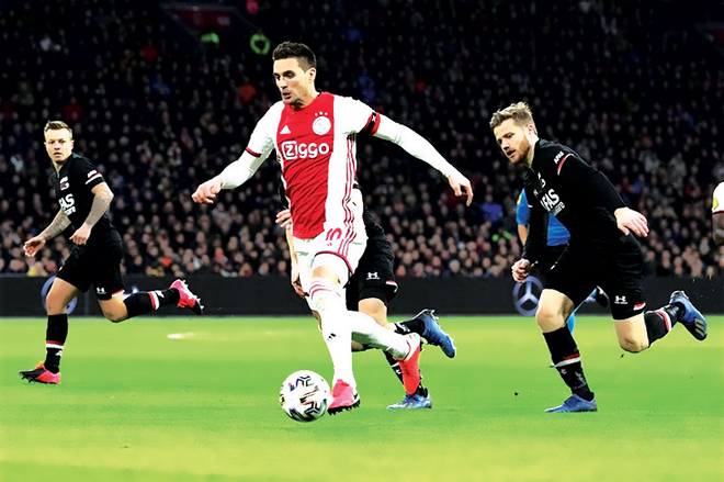 Do bị đình chỉ theo quyết định của chính phủ, việc Ajax (áo trắng - đỏ) đang dẫn đầu giải Vô địch quốc gia Hà Lan được tham gia UEFA Champions League mùa giải tới gần như là tất yếu.        Ảnh: Voetbal International