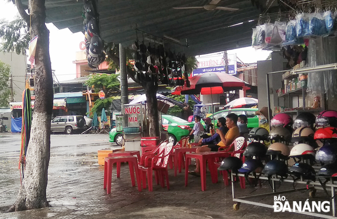 Some eateries and stores in front of the Da Nang Coach Station reopening after the 3-week period of nationwide social-distancing measures