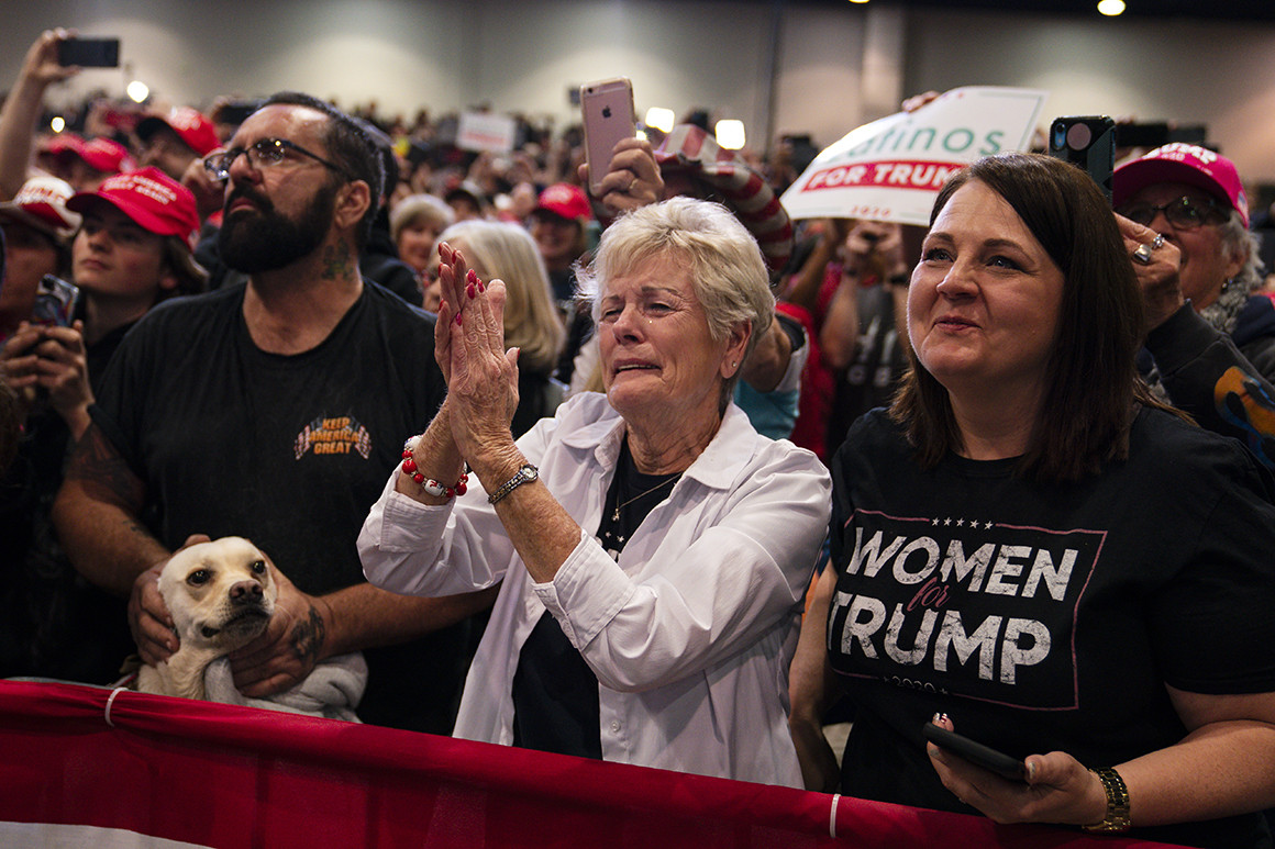 Người ủng hộ Tổng thống Trump tại Trung tâm Hội nghị Las Vegas ngày 21/2. Ảnh: AP