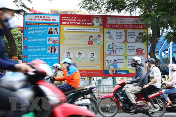 Áp phích tuyên truyền phóng chống Covid-19 trên đường phố Hà Nội. (Ảnh: Lâm Khánh/TTXVN)