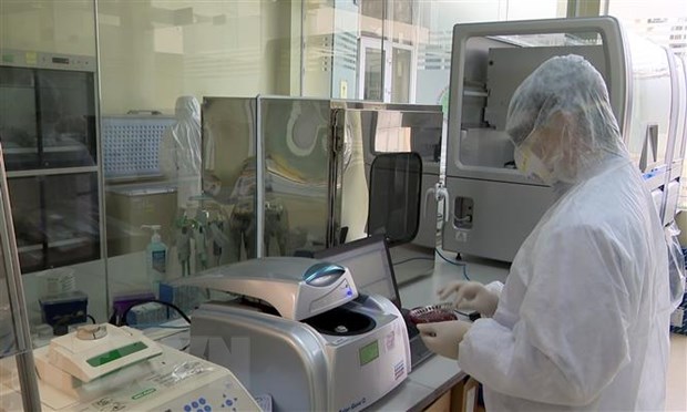 Hệ thống xét nghiệm do Trung tâm Kiểm soát bệnh tật tỉnh Quảng Ninh quản lý và sử dụng. (Ảnh: Văn Đức/TTXVN)
