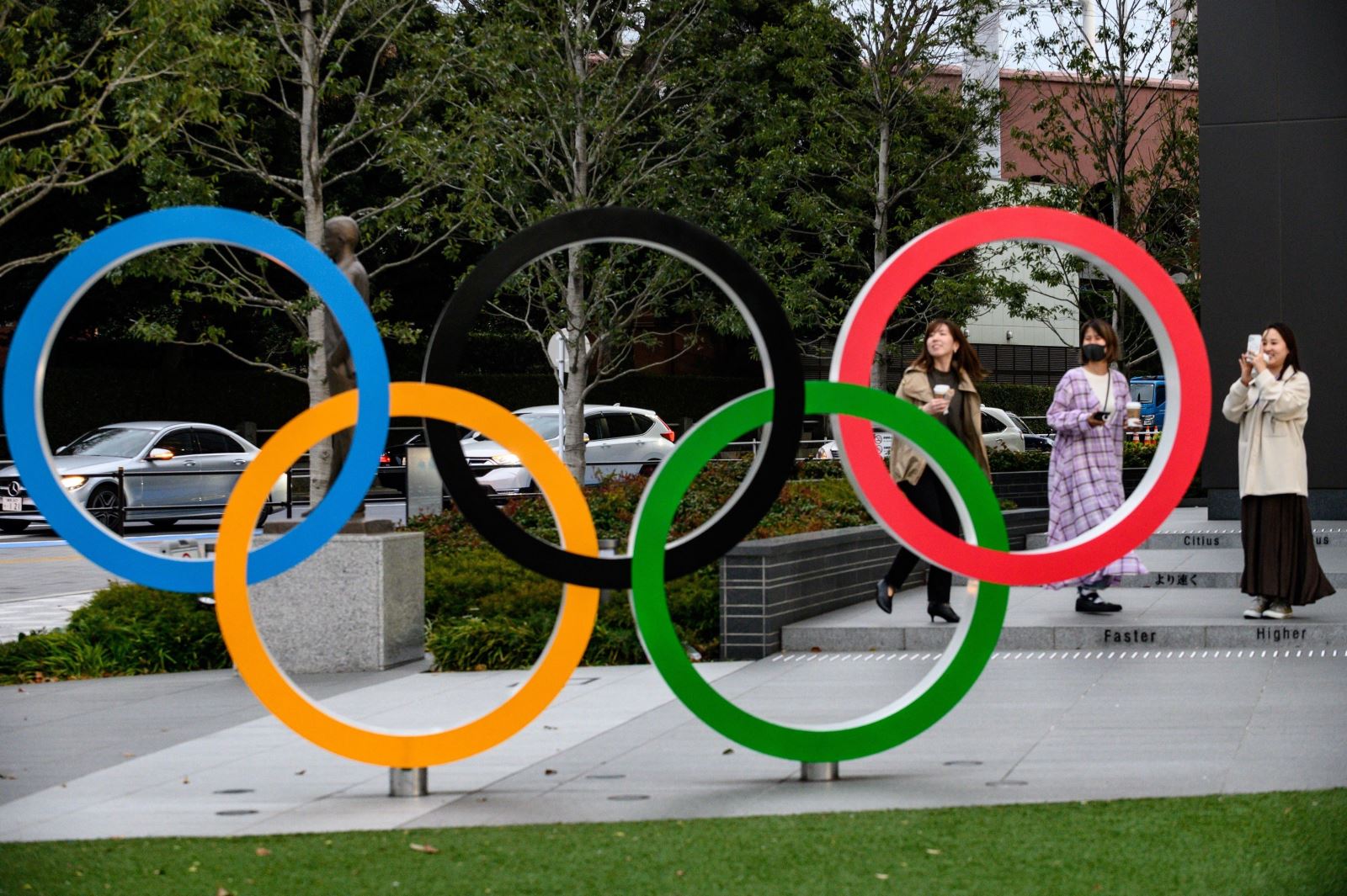 Biểu tượng Olympic tại Tokyo, Nhật Bản ngày 27/3/2020. Ảnh: AFP/TTXVN