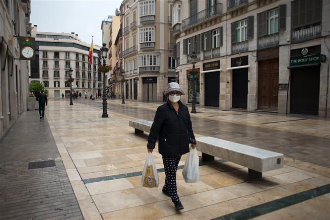  Người dân đeo khẩu trang nhằm ngăn chặn sự lây lan của dịch COVID-19 tại Malaga, Tây Ban Nha ngày 15/3/2020. Ảnh: AFP/TTXVN
