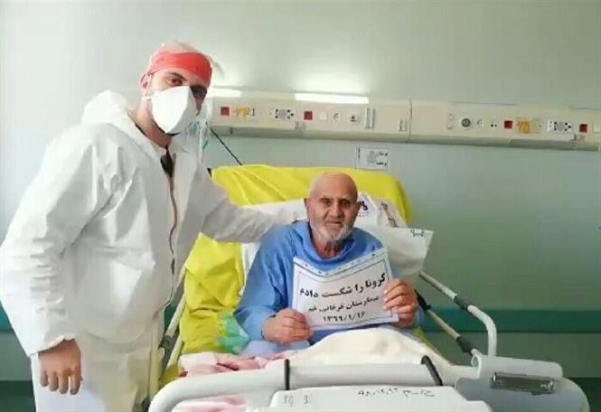  Nhân viên y tế chăm sóc bệnh nhân mắc COVID-19 tại một bệnh viện ở Qom, Iran. Ảnh: IRNA/TTXVN
