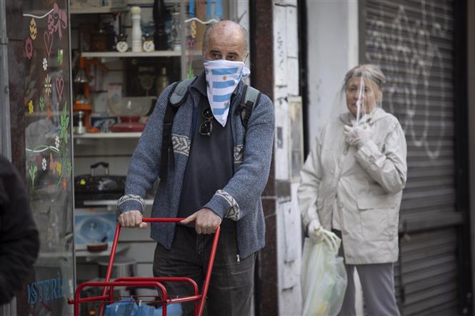  Người dân đeo khẩu trang phòng lây nhiễm COVID-19 tại Buenos Aires, Argentina, ngày 8/4/2020. Ảnh: THX/TTXVN