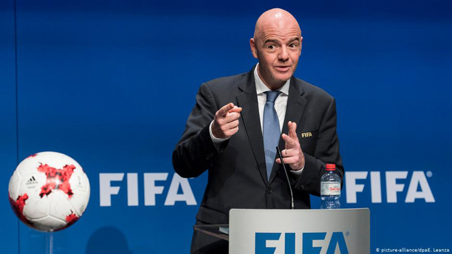 Chủ tịch FIFA Gianni Infantino (ảnh) khẳng định, FIFA sẽ chia sẻ những khó khăn với các liên đoàn thành viên do Covid-19, thông qua những sự hỗ trợ cần thiết về tài chính. 			Ảnh: Deutsche Welle
