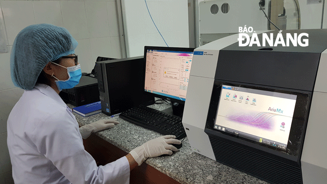 Máy Real-time PCR với chức năng nhân gen và đọc kết quả xét nghiệm SARS-CoV-2 của CDC Đà Nẵng mua từ tháng 3-2020 có giá gần 1,4 tỷ đồng. Ảnh: PHAN CHUNG