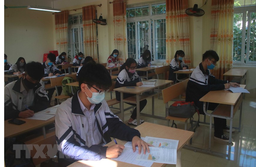  Trong lớp học, học sinh Cao Bằng được yêu cầu ngồi giãn cách theo quy định. (Ảnh: Chu Hiệu/TTXVN)