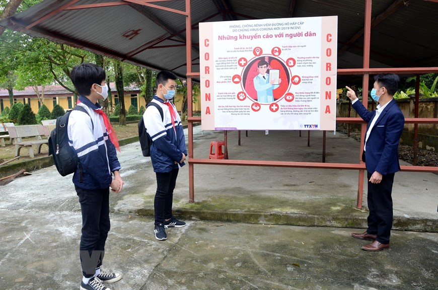 Học sinh trường THCS Phát Thiết, thành phố Tuyên Quang được tuyên truyền về cách phòng, chống dịch COVID-19. (Ảnh: Quang Cường/TTXVN)