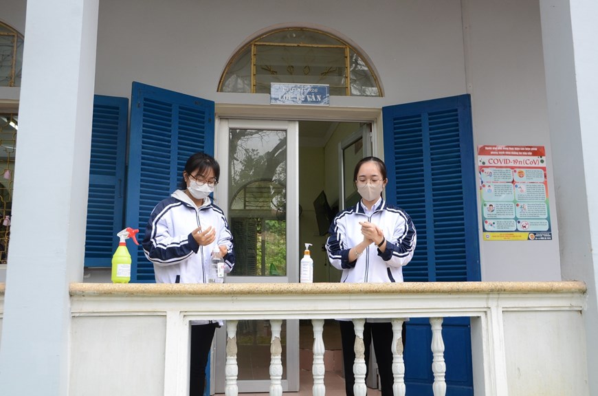 Học sinh Trường trung học phổ thông Chuyên Tuyên Quang rửa tay bằng dung dịch sát khuẩn trước khi vào lớp. (Ảnh: Quang Cường/TTXVN)
