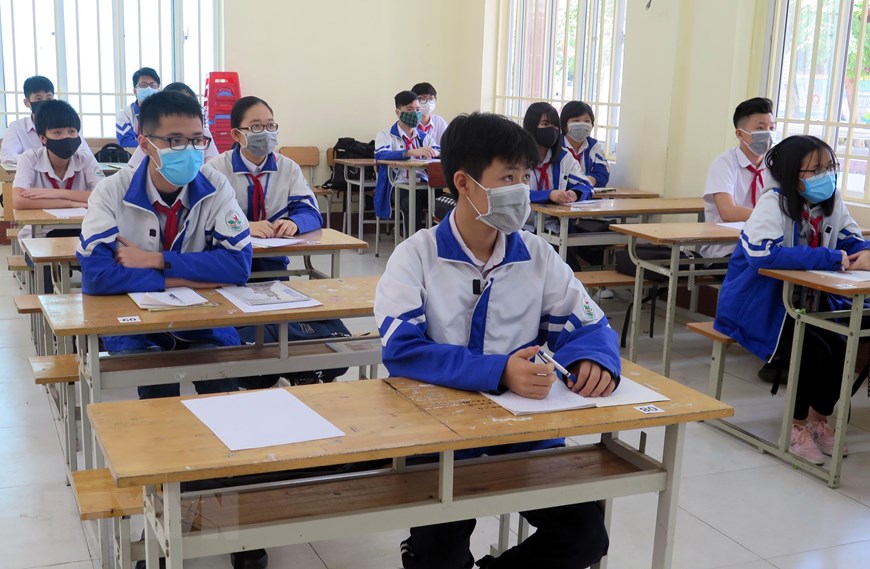 Học sinh khối 9 Trường THCS Trung Vương, thành phố Thái Nguyên thực hiện ngồi học giãn cách theo quy định. (Ảnh: Thu Hằng/TTXVN)