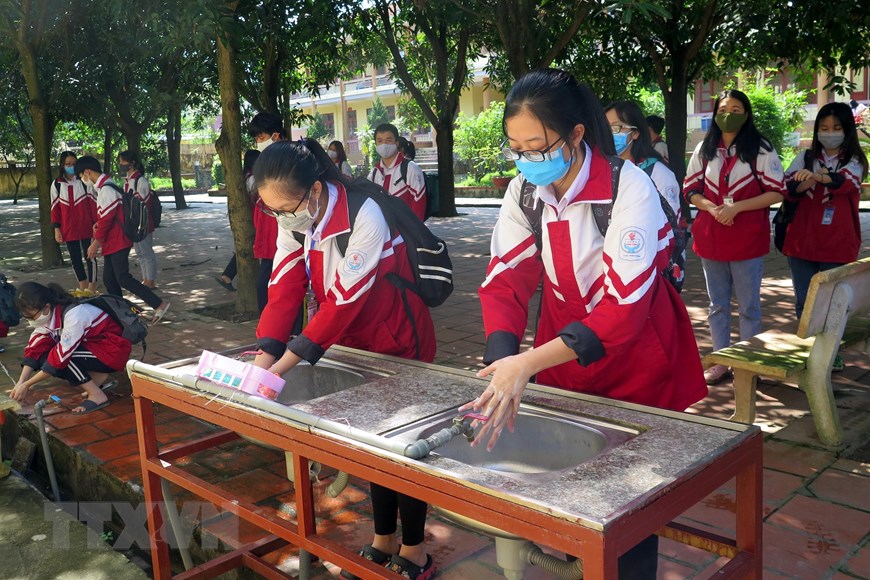 Học sinh khối 12 Trường THPT Sông Công, thành phố Sông Công, tỉnh Thái Nguyên, rửa tay theo quy định. (Ảnh: Thu Hằng/TTXVN)