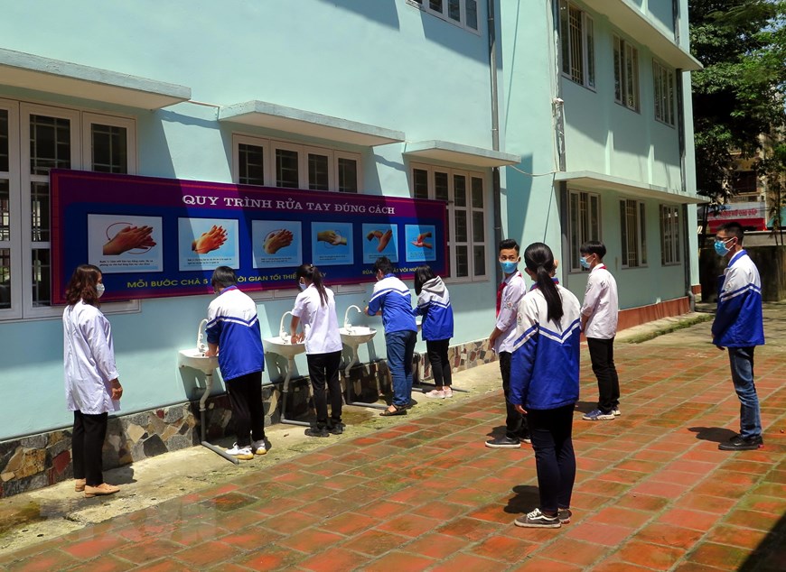 Học sinh khối 9 Trường THCS Trung Vương, thành phố Thái Nguyên thực hiện rửa tay theo quy định. (Ảnh: Thu Hằng/TTXVN)