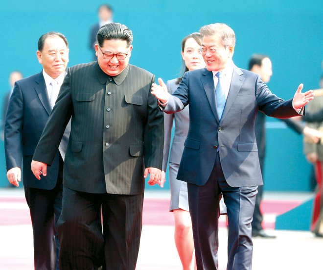 Nhà lãnh đạo Triều Tiên Kim Jong-un (trái) gặp gỡ Tổng thống Hàn Quốc Moon Jae-in tại làng đình chiến Panmunjom ngày 27-4-2018, sự kiện có ý nghĩa lịch sử trong quan hệ giữa hai miền. Ảnh: Reuters
