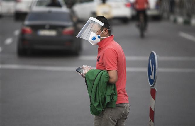 Người dân đeo khẩu trang và mặt nạ phòng lây nhiễm COVID-19 tại Tehran, Iran ngày 24/4/2020. Ảnh: THX/ TTXVN