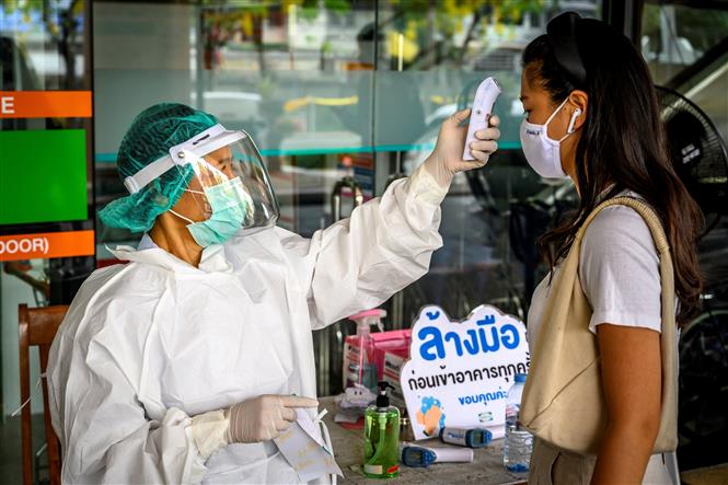 Nhân viên y tế kiểm tra thân nhiệt của người dân tại Bangkok, Thái Lan ngày 24/4/2020 trong bối cảnh dịch COVID-19 lan rộng. Ảnh: AFP/ TTXVN