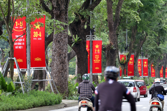 Nhiều tuyến phố của Hà Nội rực rỡ cờ hoa, băng rôn… kỷ niệm các ngày lễ lớn của đất nước.