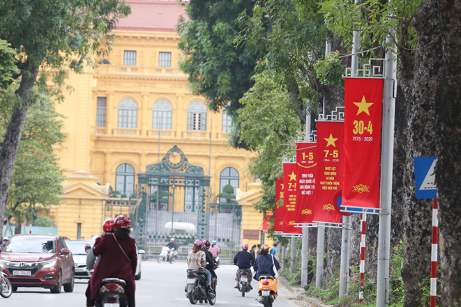 Cờ Tổ quốc, cờ Đảng rực rỡ trên đường Hoàng Văn Thụ, trước Phủ Chủ tịch.