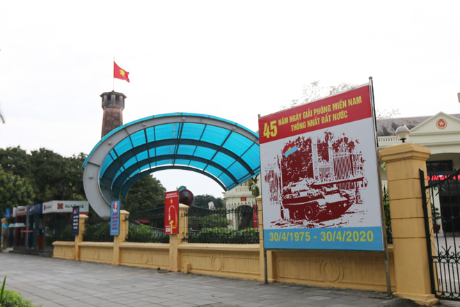 Áp phích, băng rôn, khẩu hiệu… được đặt dọc tuyến đường Điện Biên Phủ.
