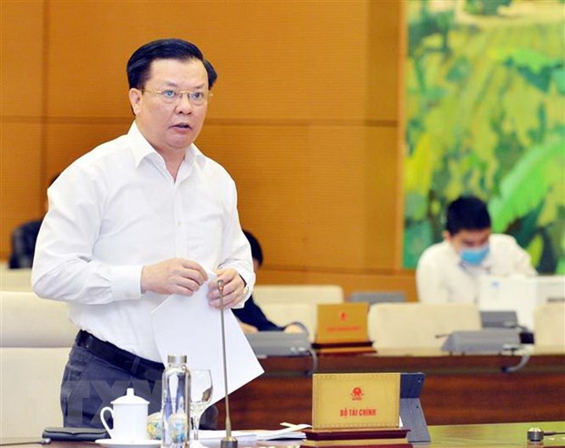Bộ trưởng Bộ Tài chính Đinh Tiến Dũng trình bày tờ trình về miễn thuế sử dụng đất nông nghiệp. (Ảnh: Trọng Đức/TTXVN)
