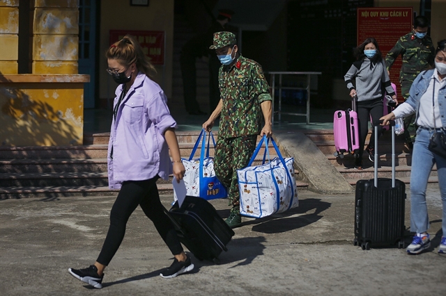 People return home after finishing 14-day quarantine at a centre in Hoa Binh Province on Tuesday. VNA/VNS Photo Trong Dat