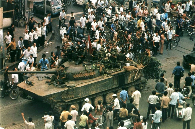 Nhân dân Sài Gòn vui mừng chào đón quân giải phóng. (Ảnh tư liệu)