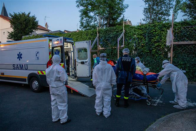 Chuyển bệnh nhân nghi nhiễm Covid-19 lên xe cứu thương tại Epinay sur Seine, gần Paris, Pháp ngày 22-4-2020. Ảnh: THX/ TTXVN