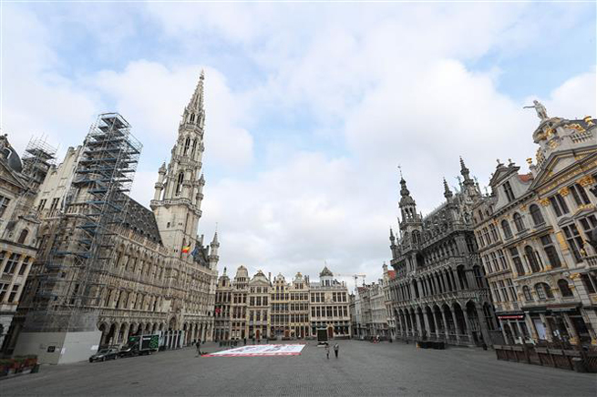 Cảnh vắng vẻ tại Quảng trường Lớn do dịch Covid-19 ở Brussels, Bỉ ngày 13-4-2020. Ảnh: THX/TTXVN
