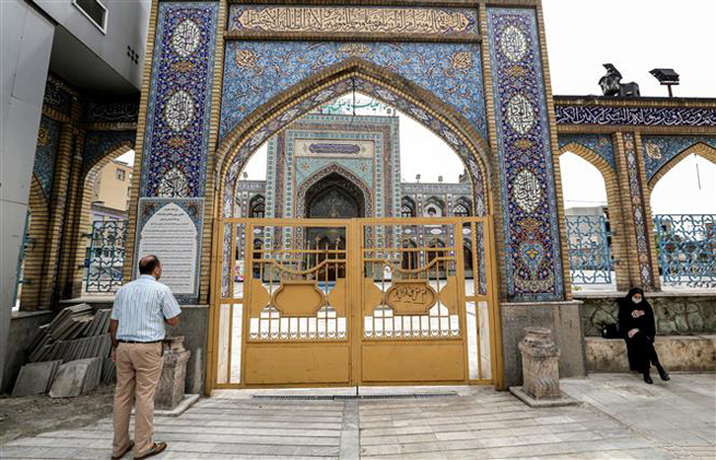 Một nhà thờ Hồi giáo đóng cửa do dịch Covid-19 tại Tehran, Iran, ngày 25-4-2020. Ảnh: AFP/TTXVN