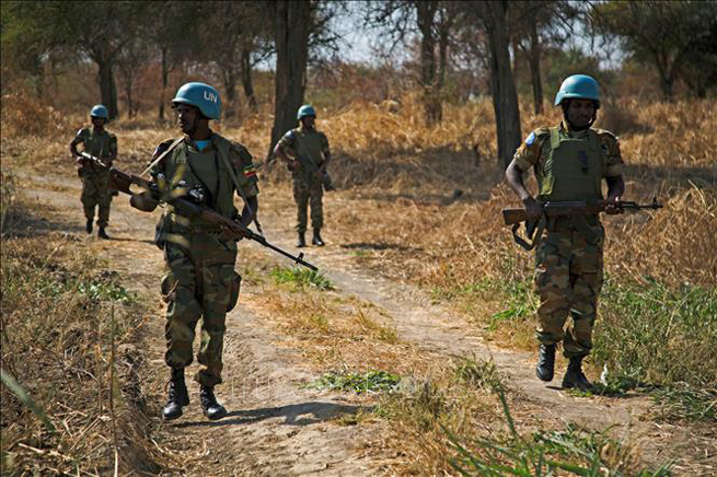   Lực lượng gìn giữ hòa bình LHQ tuần tra tại thị trấn Abyei, Sudan. Ảnh: AFP/TTXVN