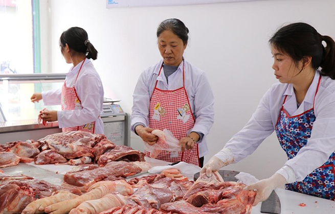 Giá thịt lợn hơi tại các tỉnh miền Bắc giao động từ 83.000-95.000 đồng/kg. (Ảnh: PV/Vietnam+)