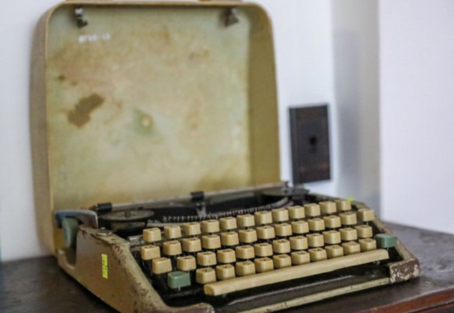 Chiếc máy đánh chữ trong văn phòng của tổng thống chính quyền Sài Gòn Nguyễn Văn Thiệu bỏ lại sau ngày 30-4-1975. Đây là kỷ vật của một bộ đội tặng lại cho bảo tàng này.