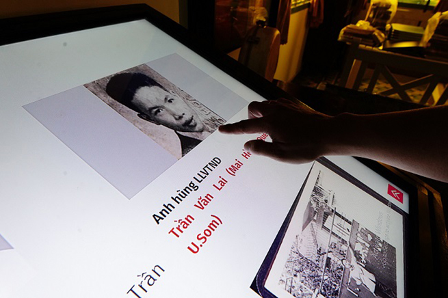 Tham quan Bảo tàng, du khách chỉ cần chạm tay vào màn ảnh nhỏ là sẽ hiện ra những thông tin chi tiết về các trận đánh, tiểu sử hoạt động của các chiến sỹ Biệt động Sài Gòn những năm trước 1975. Đây là bảo tàng thông minh tư nhân đầu tiên tại TP Hồ Chí Minh.