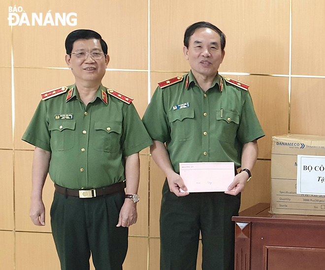 Trung tướng Nguyễn Văn Sơn biểu dương Công an thành phố trong công tác phòng, chống Covid-19. Ảnh: N.P